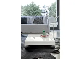 Tavolino moderno con piedi in metallo e piano in laccato lucido quadrato Pegasus di Target Point
