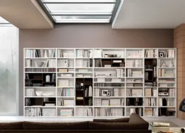 Libreria moderna con spazi a giorno di diversa grandezza