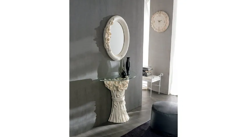 Specchio classico con cornice in agglomerato effetto floreale Rose di Target Point