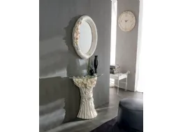 Specchio classico con cornice in agglomerato effetto floreale Rose di Target Point