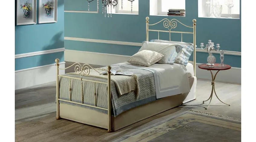 Letto singolo classico in ferro battuto con decorazioni dorate Katherine di Target Point