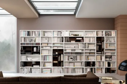 Libreria moderna con spazi a giorno di diversa grandezza