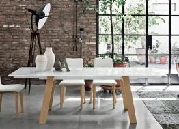 Tavolo design Giove 160 piano in vetro bianco gambe in legno di Target Point