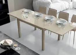 Tavolo moderno in metallo verniciato e vetro allungabile Vega 120 di Target Point