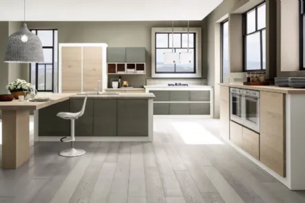 Cucina elegante e innovativa con blocchi assestanti, lineari ante con finitura in laminato venato a più colori, tavolo a penisola in legno Comp 08 di Arrex