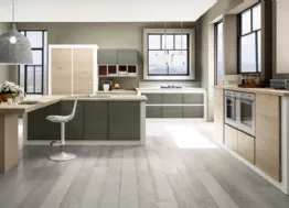 Cucina elegante e innovativa con blocchi assestanti, lineari ante con finitura in laminato venato a più colori, tavolo a penisola in legno Comp 08 di Arrex